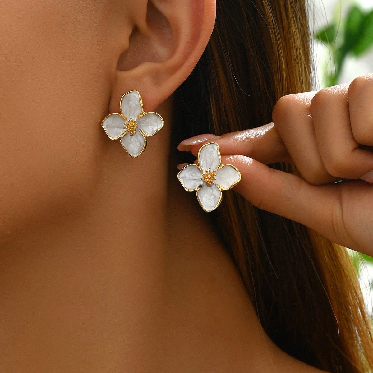 Bloom Petal Stud Earrings – Gold