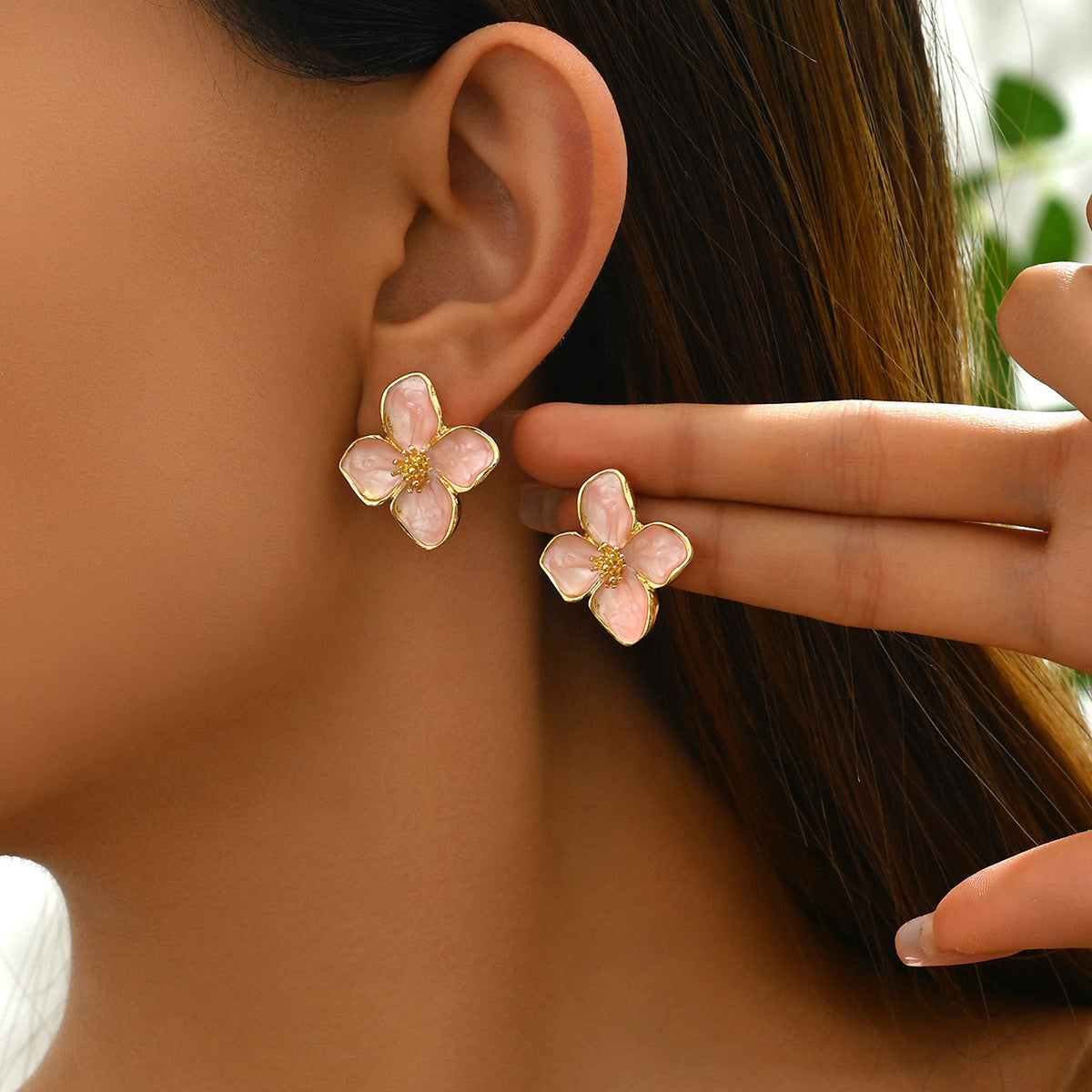 Bloom Petal Stud Earrings – Gold
